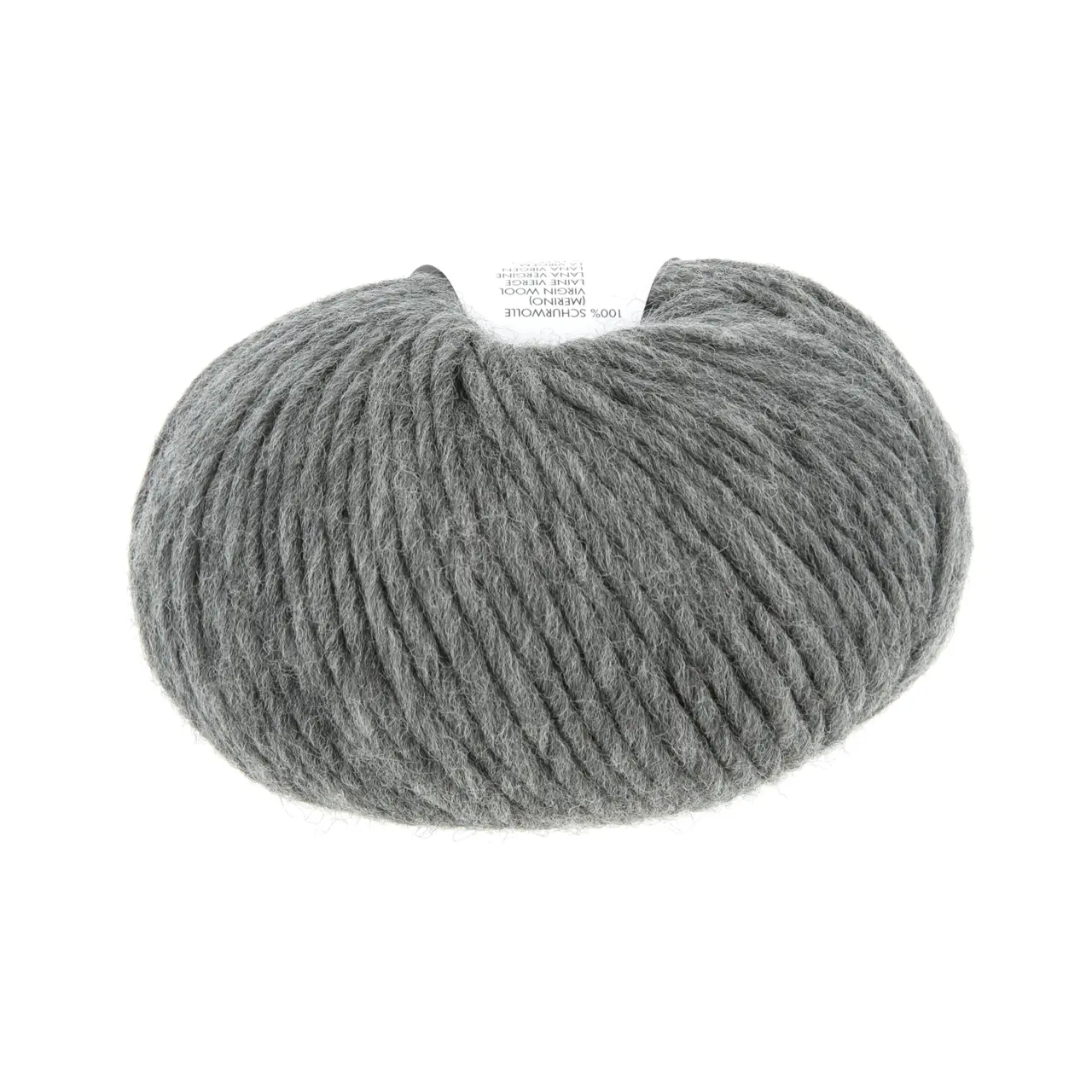 Naturalis 24 Grau von Lang Yarns. NATURALIS erzählt von der stillen Schönheit natürlicher Farben. In einem 100 % pflanzenbasierten Färbeprozess entfalten ausgewählte Kräuter Wurzeln und Rinden ihre feinen Nuancen und schenken dem Garn eine lebendige Tiefe. Jede Farbe ist ein Zusammenspiel aus Zeit Erfahrung und Natur - ruhig authentisch und einzigartig.