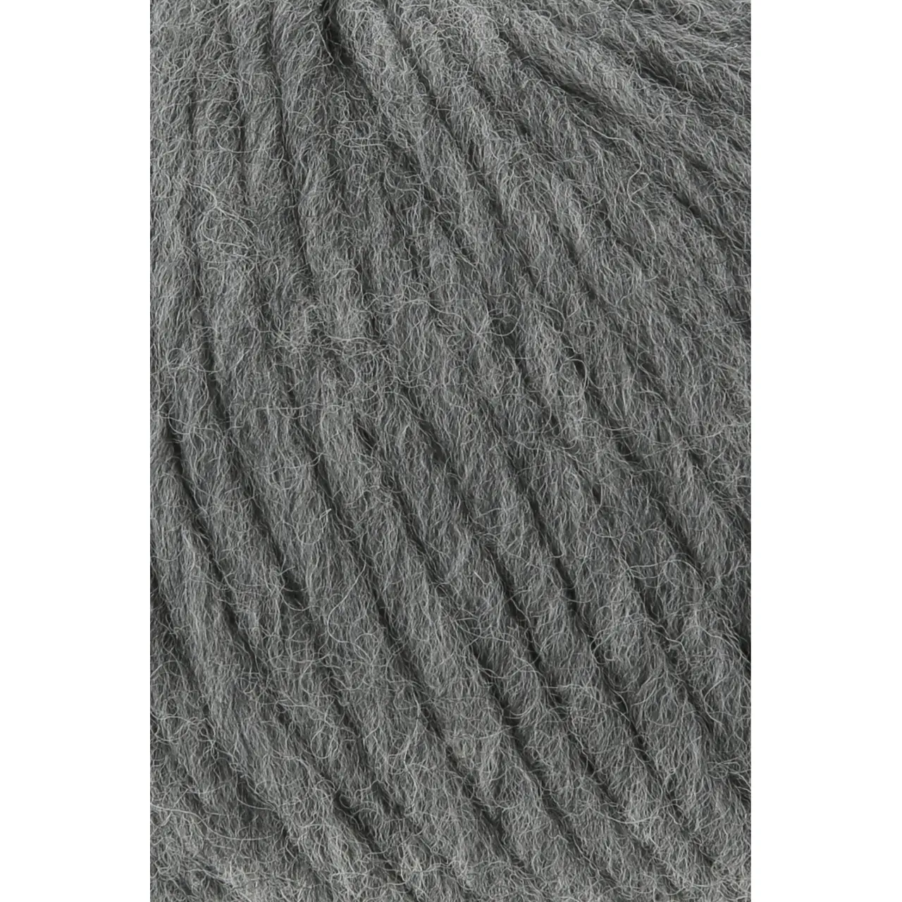Naturalis 24 Grau von Lang Yarns. NATURALIS erzählt von der stillen Schönheit natürlicher Farben. In einem 100 % pflanzenbasierten Färbeprozess entfalten ausgewählte Kräuter Wurzeln und Rinden ihre feinen Nuancen und schenken dem Garn eine lebendige Tiefe. Jede Farbe ist ein Zusammenspiel aus Zeit Erfahrung und Natur - ruhig authentisch und einzigartig.