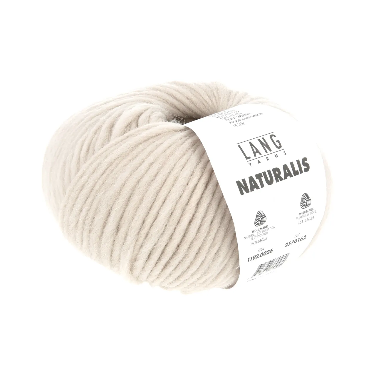 Naturalis 26 Beige von Lang Yarns. NATURALIS erzählt von der stillen Schönheit natürlicher Farben. In einem 100 % pflanzenbasierten Färbeprozess entfalten ausgewählte Kräuter Wurzeln und Rinden ihre feinen Nuancen und schenken dem Garn eine lebendige Tiefe. Jede Farbe ist ein Zusammenspiel aus Zeit Erfahrung und Natur - ruhig authentisch und einzigartig.