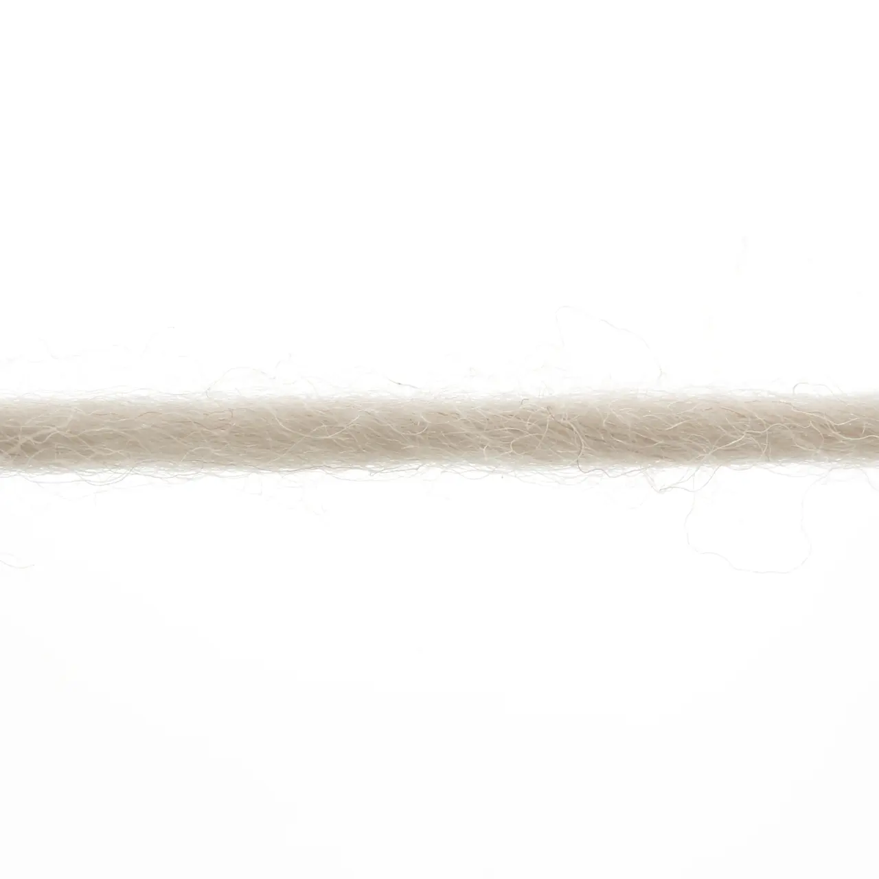 Naturalis 26 Beige von Lang Yarns. NATURALIS erzählt von der stillen Schönheit natürlicher Farben. In einem 100 % pflanzenbasierten Färbeprozess entfalten ausgewählte Kräuter Wurzeln und Rinden ihre feinen Nuancen und schenken dem Garn eine lebendige Tiefe. Jede Farbe ist ein Zusammenspiel aus Zeit Erfahrung und Natur - ruhig authentisch und einzigartig.