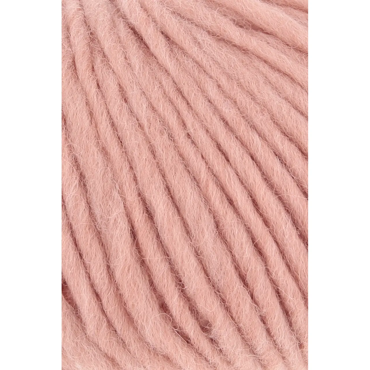 Naturalis 28 Pfirsich Rosa von Lang Yarns. NATURALIS erzählt von der stillen Schönheit natürlicher Farben. In einem 100 % pflanzenbasierten Färbeprozess entfalten ausgewählte Kräuter Wurzeln und Rinden ihre feinen Nuancen und schenken dem Garn eine lebendige Tiefe. Jede Farbe ist ein Zusammenspiel aus Zeit Erfahrung und Natur - ruhig authentisch und einzigartig.