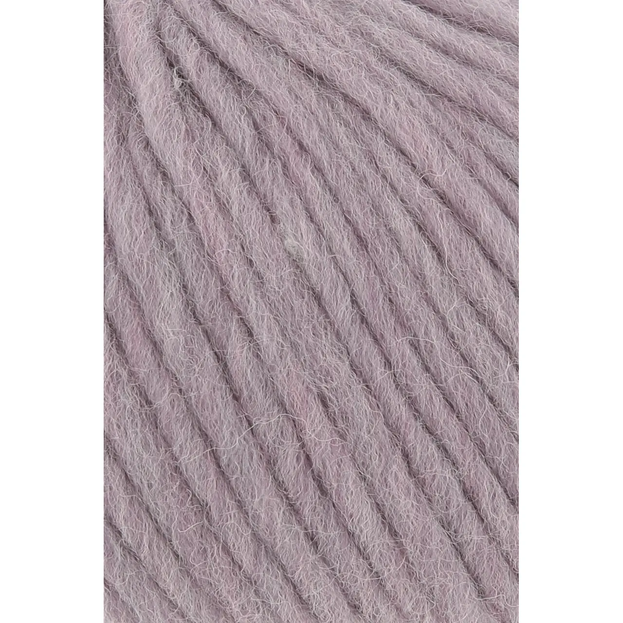 Naturalis 46 Lavendel von Lang Yarns. NATURALIS erzählt von der stillen Schönheit natürlicher Farben. In einem 100 % pflanzenbasierten Färbeprozess entfalten ausgewählte Kräuter Wurzeln und Rinden ihre feinen Nuancen und schenken dem Garn eine lebendige Tiefe. Jede Farbe ist ein Zusammenspiel aus Zeit Erfahrung und Natur - ruhig authentisch und einzigartig.