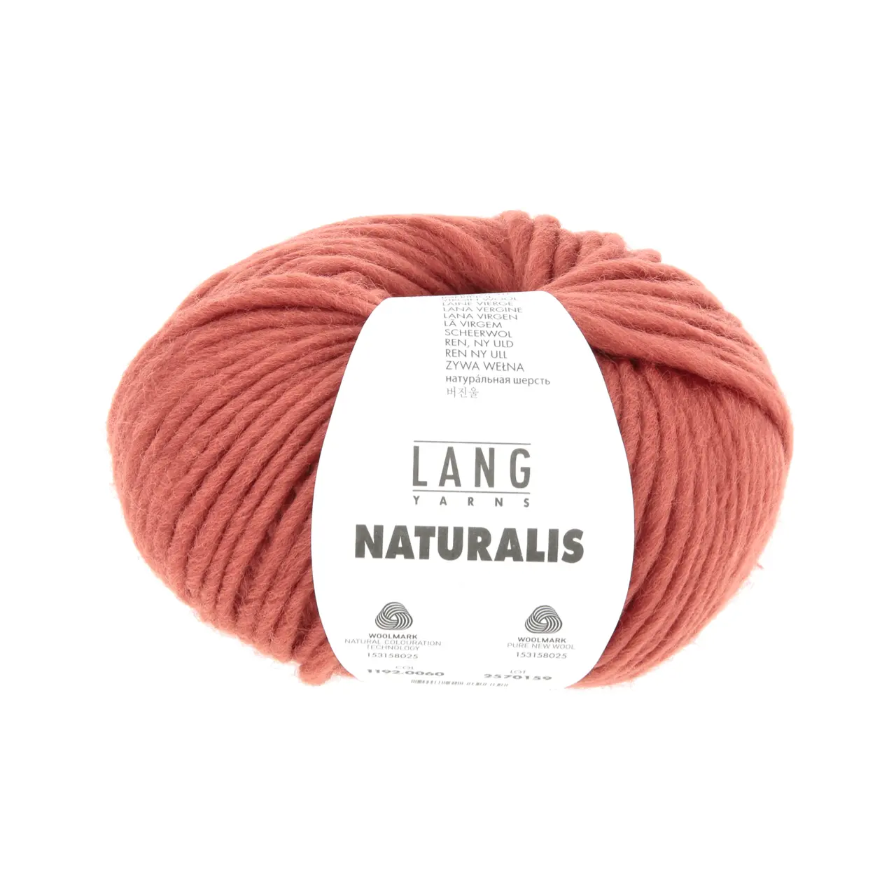 Naturalis 60 Rot von Lang Yarns. NATURALIS erzählt von der stillen Schönheit natürlicher Farben. In einem 100 % pflanzenbasierten Färbeprozess entfalten ausgewählte Kräuter Wurzeln und Rinden ihre feinen Nuancen und schenken dem Garn eine lebendige Tiefe. Jede Farbe ist ein Zusammenspiel aus Zeit Erfahrung und Natur - ruhig authentisch und einzigartig.