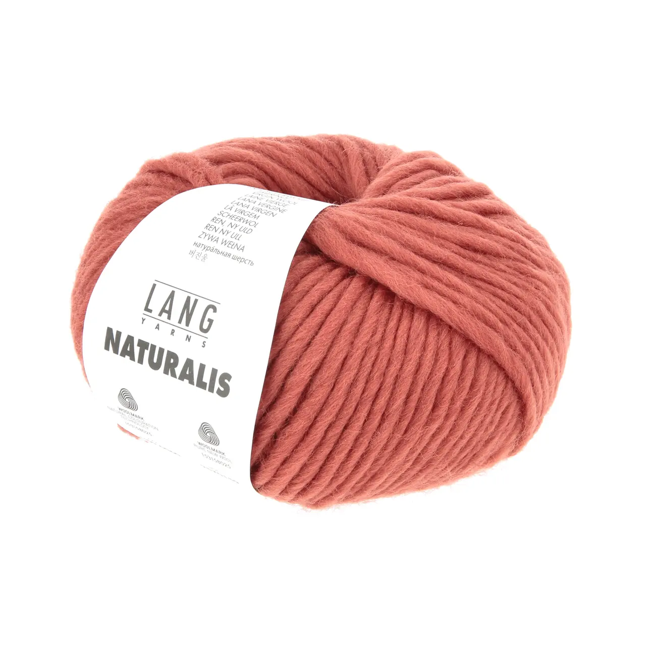 Naturalis 60 Rot von Lang Yarns. NATURALIS erzählt von der stillen Schönheit natürlicher Farben. In einem 100 % pflanzenbasierten Färbeprozess entfalten ausgewählte Kräuter Wurzeln und Rinden ihre feinen Nuancen und schenken dem Garn eine lebendige Tiefe. Jede Farbe ist ein Zusammenspiel aus Zeit Erfahrung und Natur - ruhig authentisch und einzigartig.