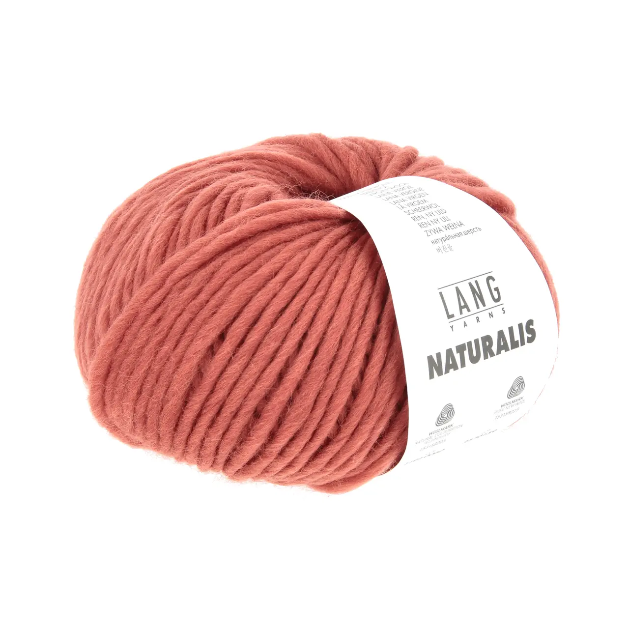 Naturalis 60 Rot von Lang Yarns. NATURALIS erzählt von der stillen Schönheit natürlicher Farben. In einem 100 % pflanzenbasierten Färbeprozess entfalten ausgewählte Kräuter Wurzeln und Rinden ihre feinen Nuancen und schenken dem Garn eine lebendige Tiefe. Jede Farbe ist ein Zusammenspiel aus Zeit Erfahrung und Natur - ruhig authentisch und einzigartig.