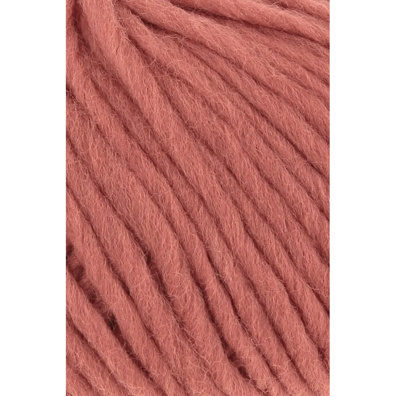 Naturalis 60 Rot von Lang Yarns. NATURALIS erzählt von der stillen Schönheit natürlicher Farben. In einem 100 % pflanzenbasierten Färbeprozess entfalten ausgewählte Kräuter Wurzeln und Rinden ihre feinen Nuancen und schenken dem Garn eine lebendige Tiefe. Jede Farbe ist ein Zusammenspiel aus Zeit Erfahrung und Natur - ruhig authentisch und einzigartig.