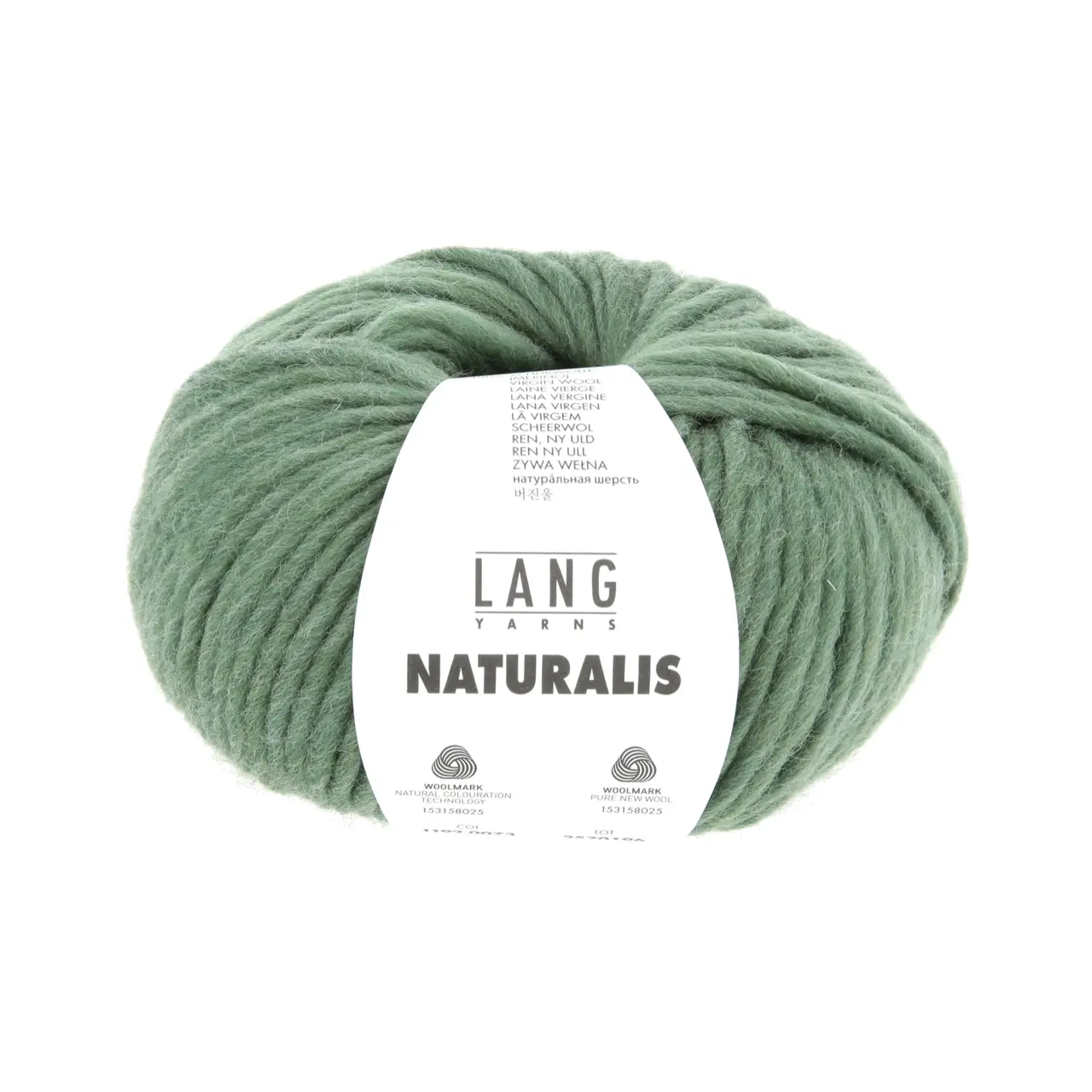 Naturalis 73 Smaragd von Lang Yarns. NATURALIS erzählt von der stillen Schönheit natürlicher Farben. In einem 100 % pflanzenbasierten Färbeprozess entfalten ausgewählte Kräuter Wurzeln und Rinden ihre feinen Nuancen und schenken dem Garn eine lebendige Tiefe. Jede Farbe ist ein Zusammenspiel aus Zeit Erfahrung und Natur - ruhig authentisch und einzigartig.
