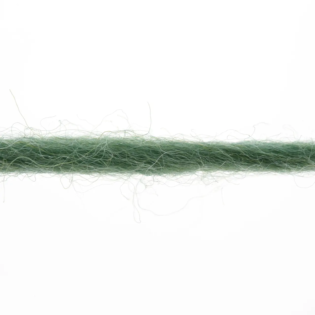 Naturalis 73 Smaragd von Lang Yarns. NATURALIS erzählt von der stillen Schönheit natürlicher Farben. In einem 100 % pflanzenbasierten Färbeprozess entfalten ausgewählte Kräuter Wurzeln und Rinden ihre feinen Nuancen und schenken dem Garn eine lebendige Tiefe. Jede Farbe ist ein Zusammenspiel aus Zeit Erfahrung und Natur - ruhig authentisch und einzigartig.