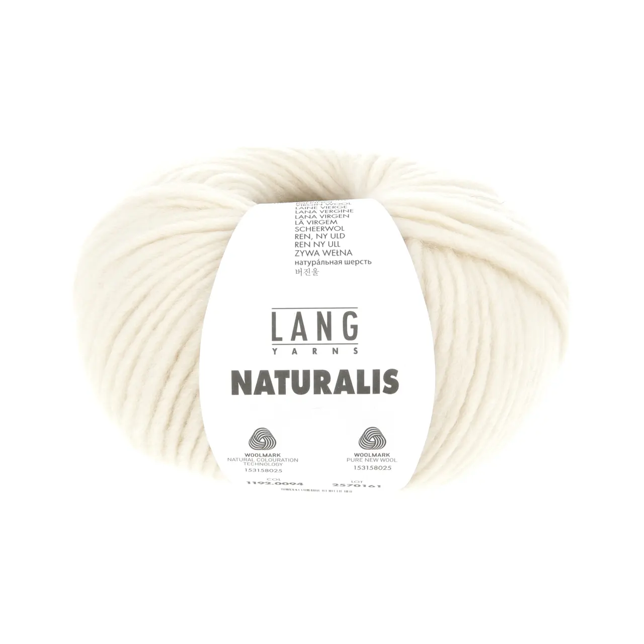 Naturalis 94 Offwhite von Lang Yarns. NATURALIS erzählt von der stillen Schönheit natürlicher Farben. In einem 100 % pflanzenbasierten Färbeprozess entfalten ausgewählte Kräuter Wurzeln und Rinden ihre feinen Nuancen und schenken dem Garn eine lebendige Tiefe. Jede Farbe ist ein Zusammenspiel aus Zeit Erfahrung und Natur - ruhig authentisch und einzigartig.