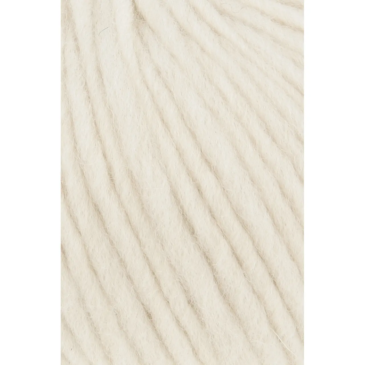 Naturalis 94 Offwhite von Lang Yarns. NATURALIS erzählt von der stillen Schönheit natürlicher Farben. In einem 100 % pflanzenbasierten Färbeprozess entfalten ausgewählte Kräuter Wurzeln und Rinden ihre feinen Nuancen und schenken dem Garn eine lebendige Tiefe. Jede Farbe ist ein Zusammenspiel aus Zeit Erfahrung und Natur - ruhig authentisch und einzigartig.