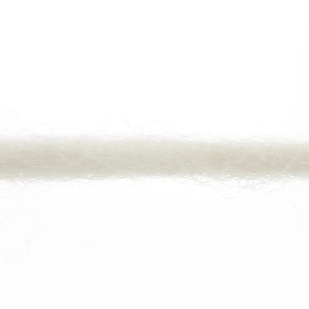 Naturalis 94 Offwhite von Lang Yarns. NATURALIS erzählt von der stillen Schönheit natürlicher Farben. In einem 100 % pflanzenbasierten Färbeprozess entfalten ausgewählte Kräuter Wurzeln und Rinden ihre feinen Nuancen und schenken dem Garn eine lebendige Tiefe. Jede Farbe ist ein Zusammenspiel aus Zeit Erfahrung und Natur - ruhig authentisch und einzigartig.
