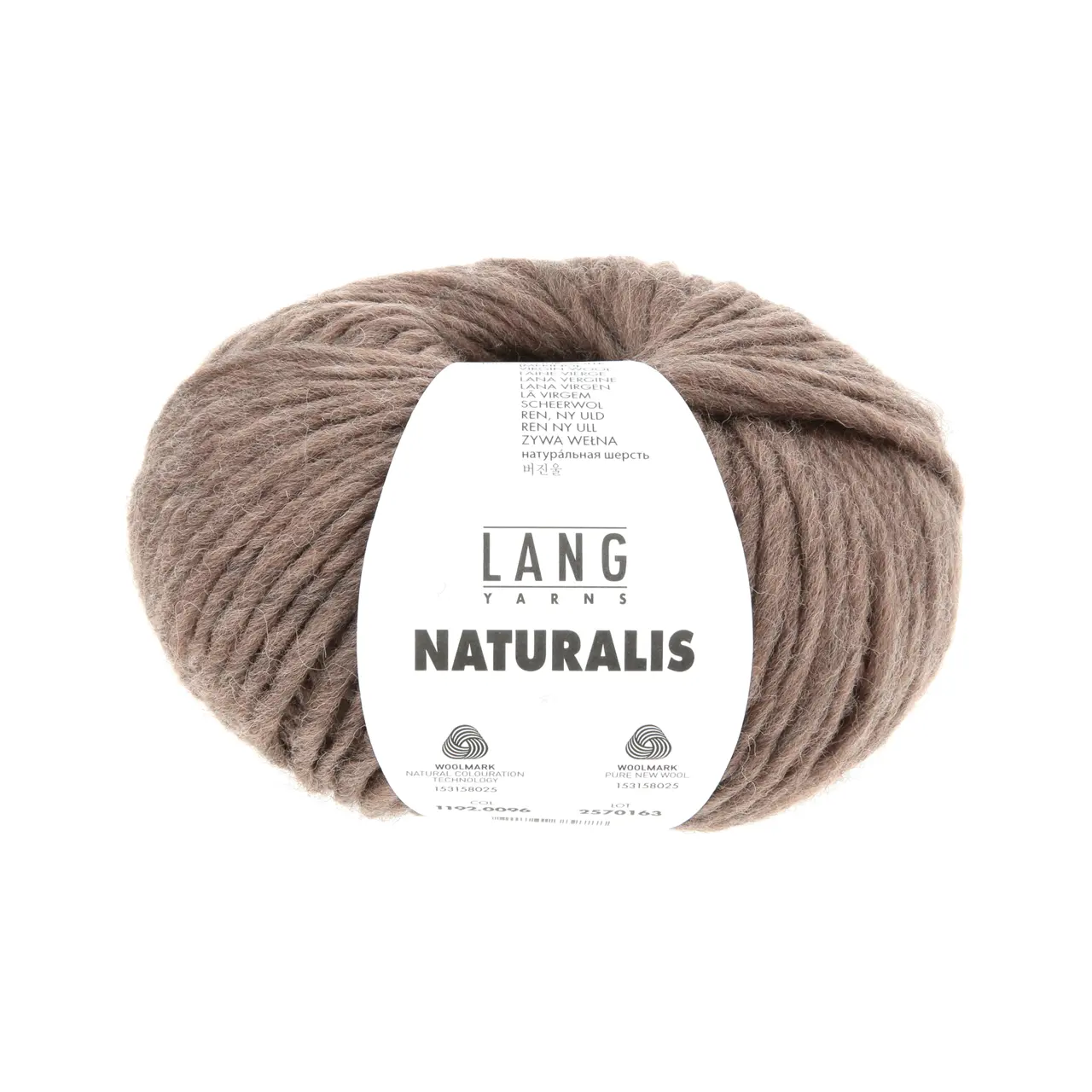 Naturalis 96 Hellbraun von Lang Yarns. NATURALIS erzählt von der stillen Schönheit natürlicher Farben. In einem 100 % pflanzenbasierten Färbeprozess entfalten ausgewählte Kräuter Wurzeln und Rinden ihre feinen Nuancen und schenken dem Garn eine lebendige Tiefe. Jede Farbe ist ein Zusammenspiel aus Zeit Erfahrung und Natur - ruhig authentisch und einzigartig.