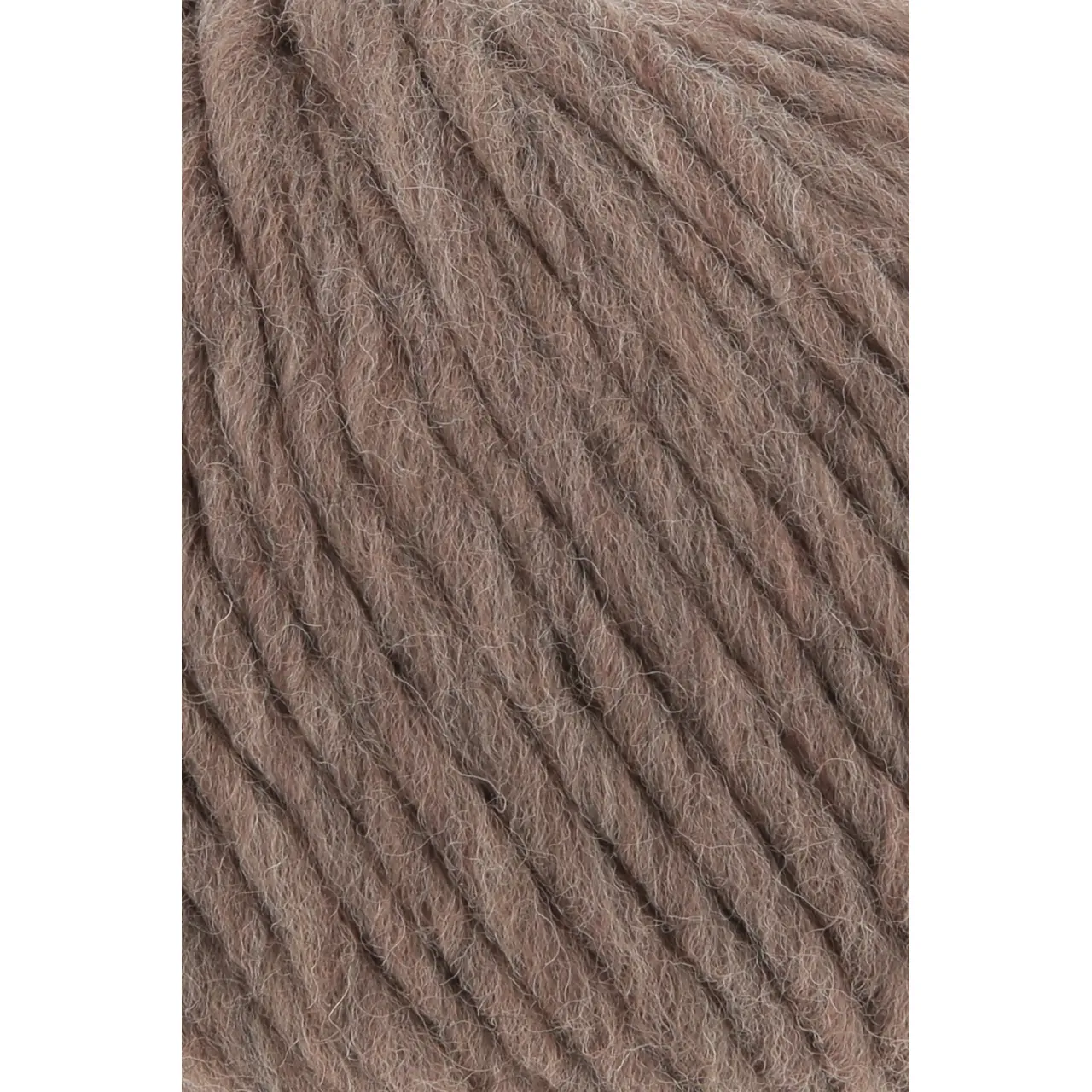 Naturalis 96 Hellbraun von Lang Yarns. NATURALIS erzählt von der stillen Schönheit natürlicher Farben. In einem 100 % pflanzenbasierten Färbeprozess entfalten ausgewählte Kräuter Wurzeln und Rinden ihre feinen Nuancen und schenken dem Garn eine lebendige Tiefe. Jede Farbe ist ein Zusammenspiel aus Zeit Erfahrung und Natur - ruhig authentisch und einzigartig.