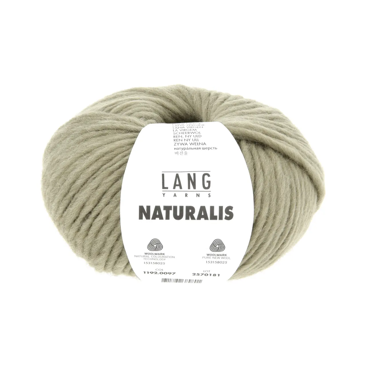Naturalis 97 Olive von Lang Yarns. NATURALIS erzählt von der stillen Schönheit natürlicher Farben. In einem 100 % pflanzenbasierten Färbeprozess entfalten ausgewählte Kräuter Wurzeln und Rinden ihre feinen Nuancen und schenken dem Garn eine lebendige Tiefe. Jede Farbe ist ein Zusammenspiel aus Zeit Erfahrung und Natur - ruhig authentisch und einzigartig.