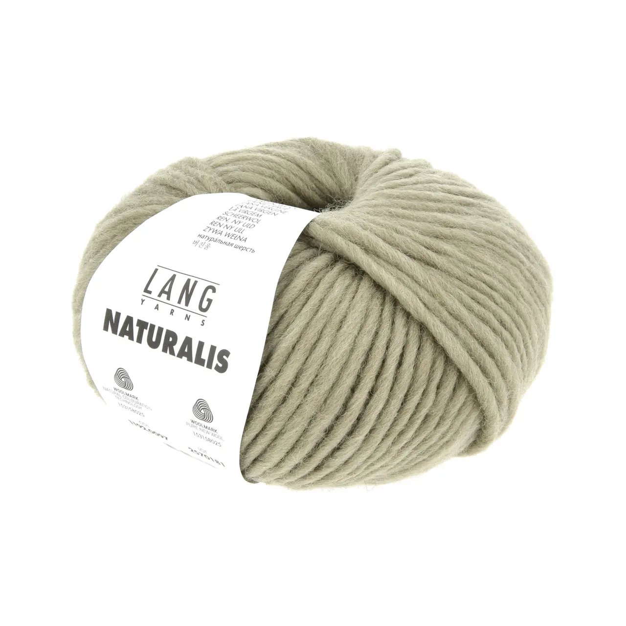 Naturalis 97 Olive von Lang Yarns. NATURALIS erzählt von der stillen Schönheit natürlicher Farben. In einem 100 % pflanzenbasierten Färbeprozess entfalten ausgewählte Kräuter Wurzeln und Rinden ihre feinen Nuancen und schenken dem Garn eine lebendige Tiefe. Jede Farbe ist ein Zusammenspiel aus Zeit Erfahrung und Natur - ruhig authentisch und einzigartig.