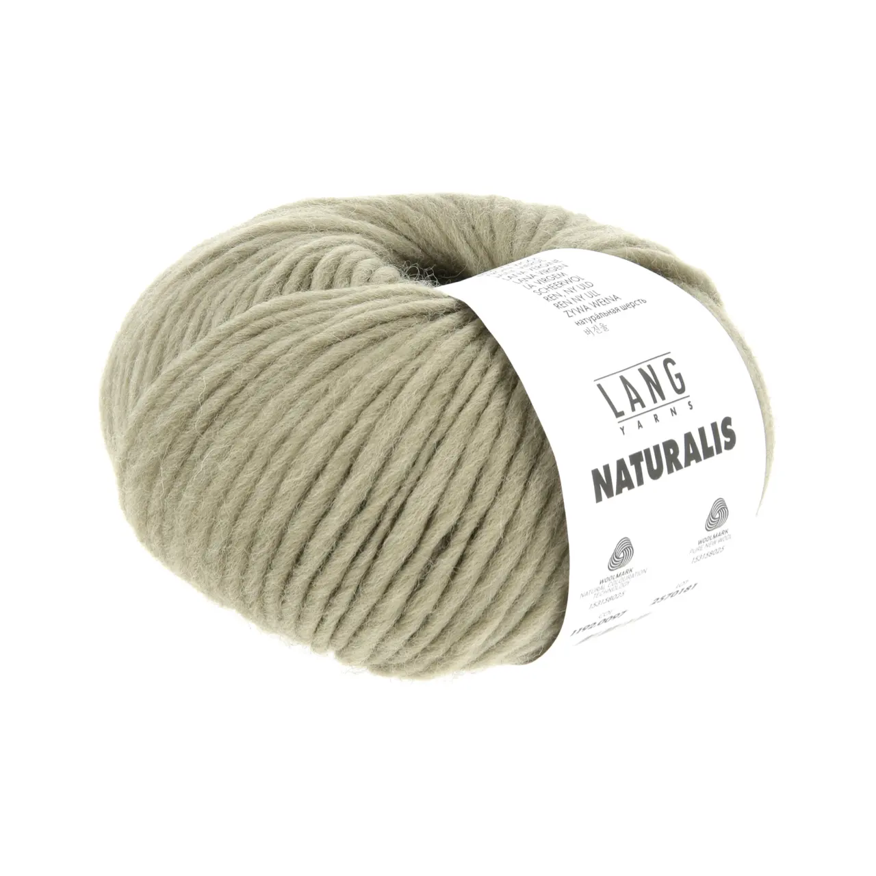 Naturalis 97 Olive von Lang Yarns. NATURALIS erzählt von der stillen Schönheit natürlicher Farben. In einem 100 % pflanzenbasierten Färbeprozess entfalten ausgewählte Kräuter Wurzeln und Rinden ihre feinen Nuancen und schenken dem Garn eine lebendige Tiefe. Jede Farbe ist ein Zusammenspiel aus Zeit Erfahrung und Natur - ruhig authentisch und einzigartig.