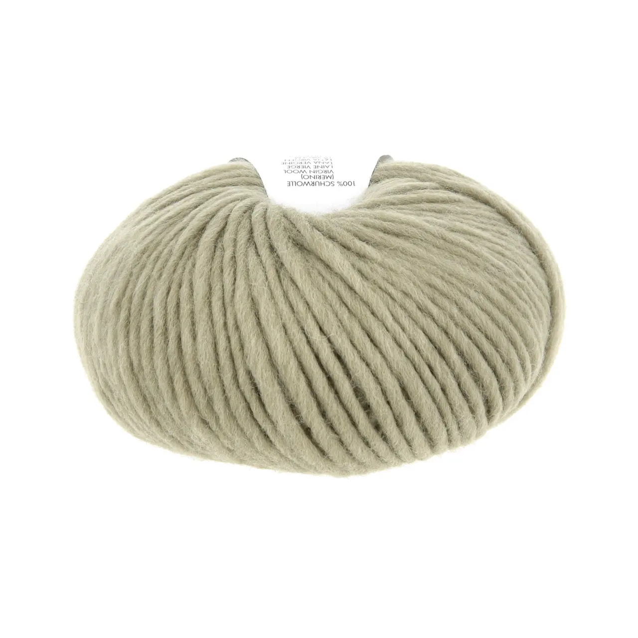 Naturalis 97 Olive von Lang Yarns. NATURALIS erzählt von der stillen Schönheit natürlicher Farben. In einem 100 % pflanzenbasierten Färbeprozess entfalten ausgewählte Kräuter Wurzeln und Rinden ihre feinen Nuancen und schenken dem Garn eine lebendige Tiefe. Jede Farbe ist ein Zusammenspiel aus Zeit Erfahrung und Natur - ruhig authentisch und einzigartig.