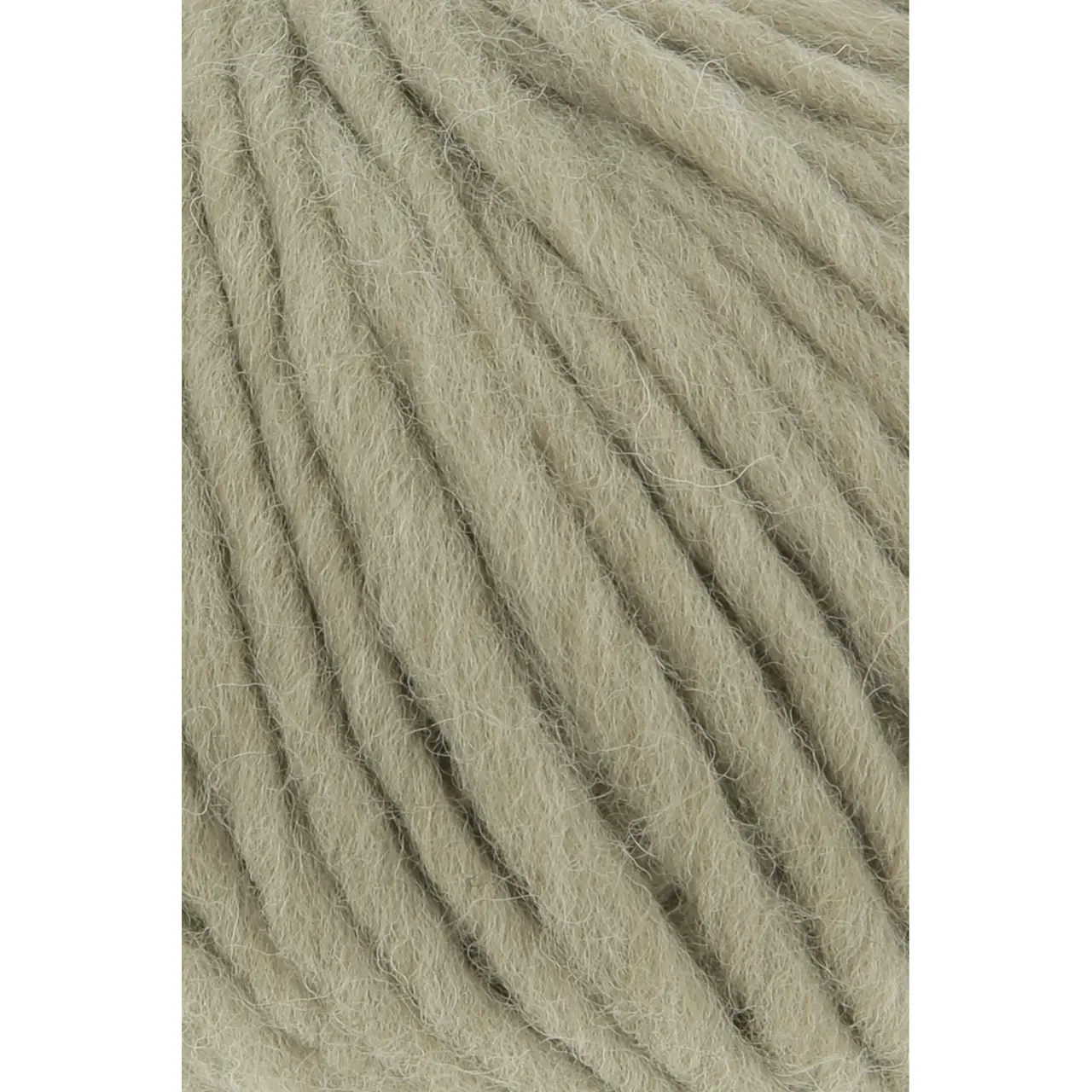 Naturalis 97 Olive von Lang Yarns. NATURALIS erzählt von der stillen Schönheit natürlicher Farben. In einem 100 % pflanzenbasierten Färbeprozess entfalten ausgewählte Kräuter Wurzeln und Rinden ihre feinen Nuancen und schenken dem Garn eine lebendige Tiefe. Jede Farbe ist ein Zusammenspiel aus Zeit Erfahrung und Natur - ruhig authentisch und einzigartig.