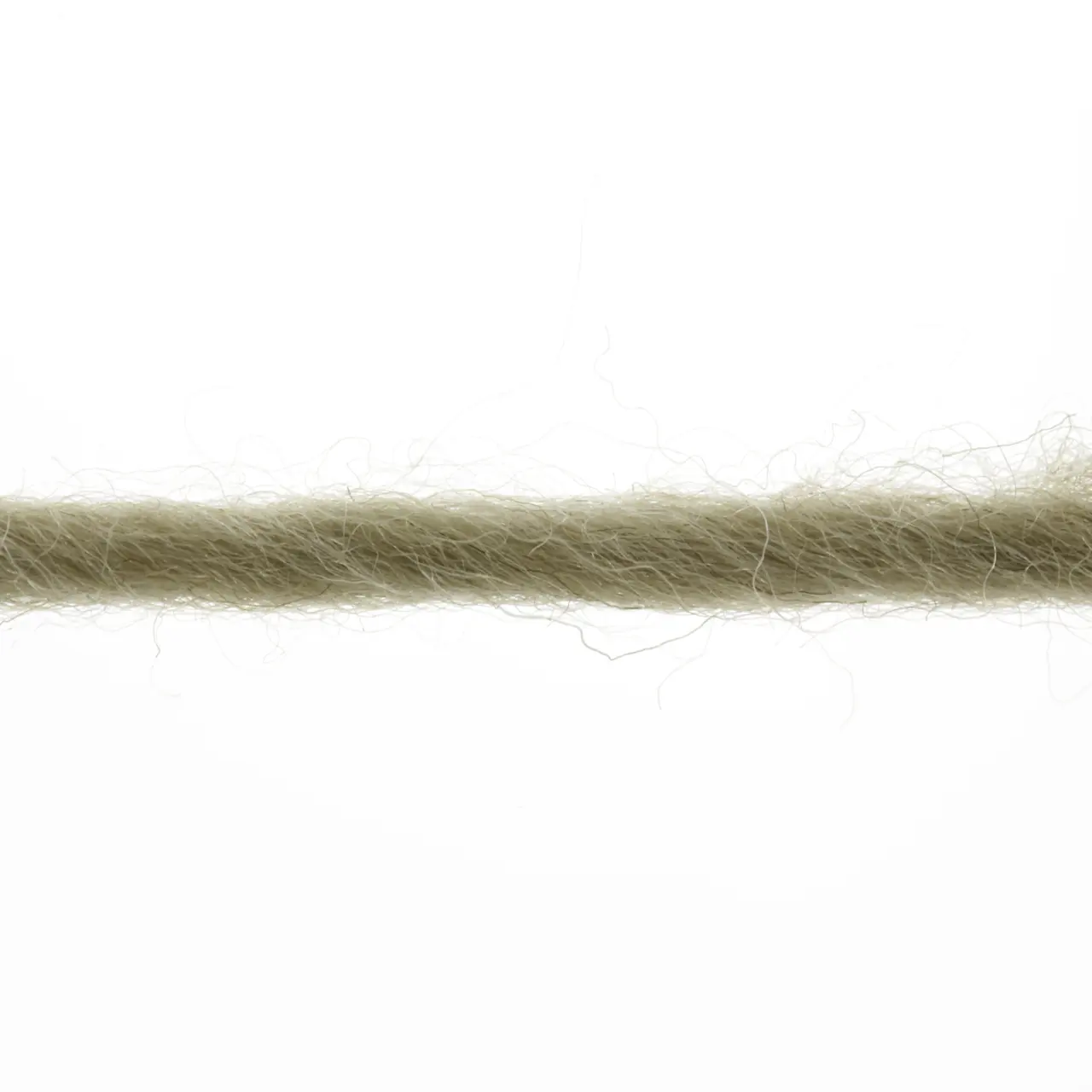Naturalis 97 Olive von Lang Yarns. NATURALIS erzählt von der stillen Schönheit natürlicher Farben. In einem 100 % pflanzenbasierten Färbeprozess entfalten ausgewählte Kräuter Wurzeln und Rinden ihre feinen Nuancen und schenken dem Garn eine lebendige Tiefe. Jede Farbe ist ein Zusammenspiel aus Zeit Erfahrung und Natur - ruhig authentisch und einzigartig.