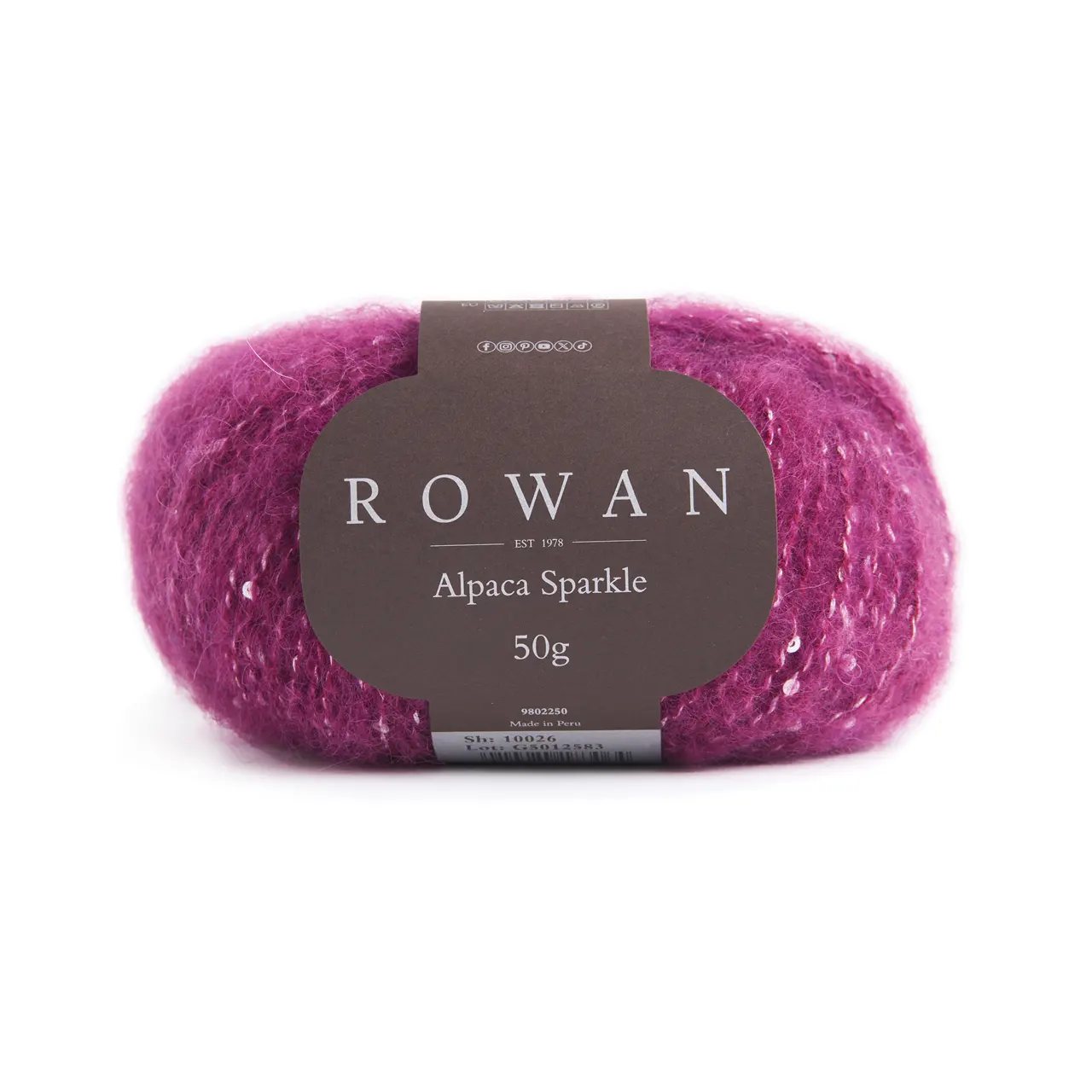 Alpaca Sparkle 10026 Mulberry von Rowan. Dieses besondere Garn verbindet weiche Natürlichkeit mit einem Hauch von Eleganz. Es besteht aus einer luxuriösen Mischung aus Alpaka Merinowolle und Baumwolle die für ein wunderbar weiches kuscheliges Tragegefühl sorgt. Die farblich abgestimmten Pailletten verleihen jedem Projekt eine edle Note und einen Hauch von Winterglamour. Perfekt für Designs die subtil funkeln dürfen ohne aufdringlich zu wirken.