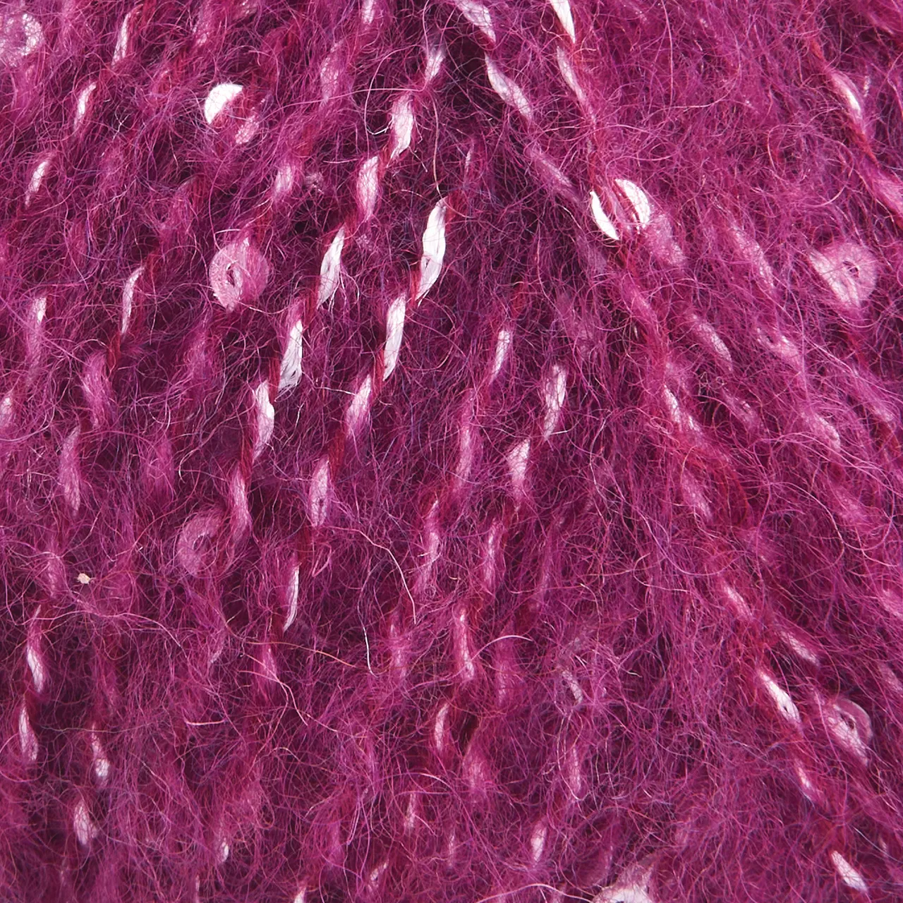 Alpaca Sparkle 10026 Mulberry von Rowan. Dieses besondere Garn verbindet weiche Natürlichkeit mit einem Hauch von Eleganz. Es besteht aus einer luxuriösen Mischung aus Alpaka Merinowolle und Baumwolle die für ein wunderbar weiches kuscheliges Tragegefühl sorgt. Die farblich abgestimmten Pailletten verleihen jedem Projekt eine edle Note und einen Hauch von Winterglamour. Perfekt für Designs die subtil funkeln dürfen ohne aufdringlich zu wirken.