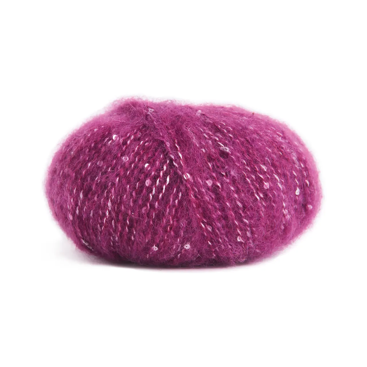 Alpaca Sparkle 10026 Mulberry von Rowan. Dieses besondere Garn verbindet weiche Natürlichkeit mit einem Hauch von Eleganz. Es besteht aus einer luxuriösen Mischung aus Alpaka Merinowolle und Baumwolle die für ein wunderbar weiches kuscheliges Tragegefühl sorgt. Die farblich abgestimmten Pailletten verleihen jedem Projekt eine edle Note und einen Hauch von Winterglamour. Perfekt für Designs die subtil funkeln dürfen ohne aufdringlich zu wirken.