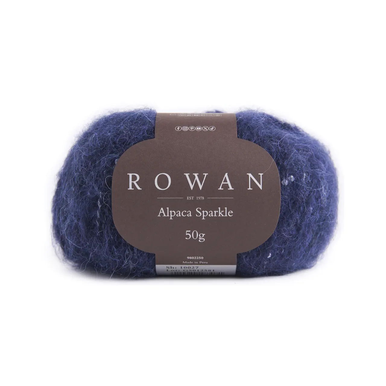 Alpaca Sparkle 10027 Midnight von Rowan. Dieses besondere Garn verbindet weiche Natürlichkeit mit einem Hauch von Eleganz. Es besteht aus einer luxuriösen Mischung aus Alpaka Merinowolle und Baumwolle die für ein wunderbar weiches kuscheliges Tragegefühl sorgt. Die farblich abgestimmten Pailletten verleihen jedem Projekt eine edle Note und einen Hauch von Winterglamour. Perfekt für Designs die subtil funkeln dürfen ohne aufdringlich zu wirken.