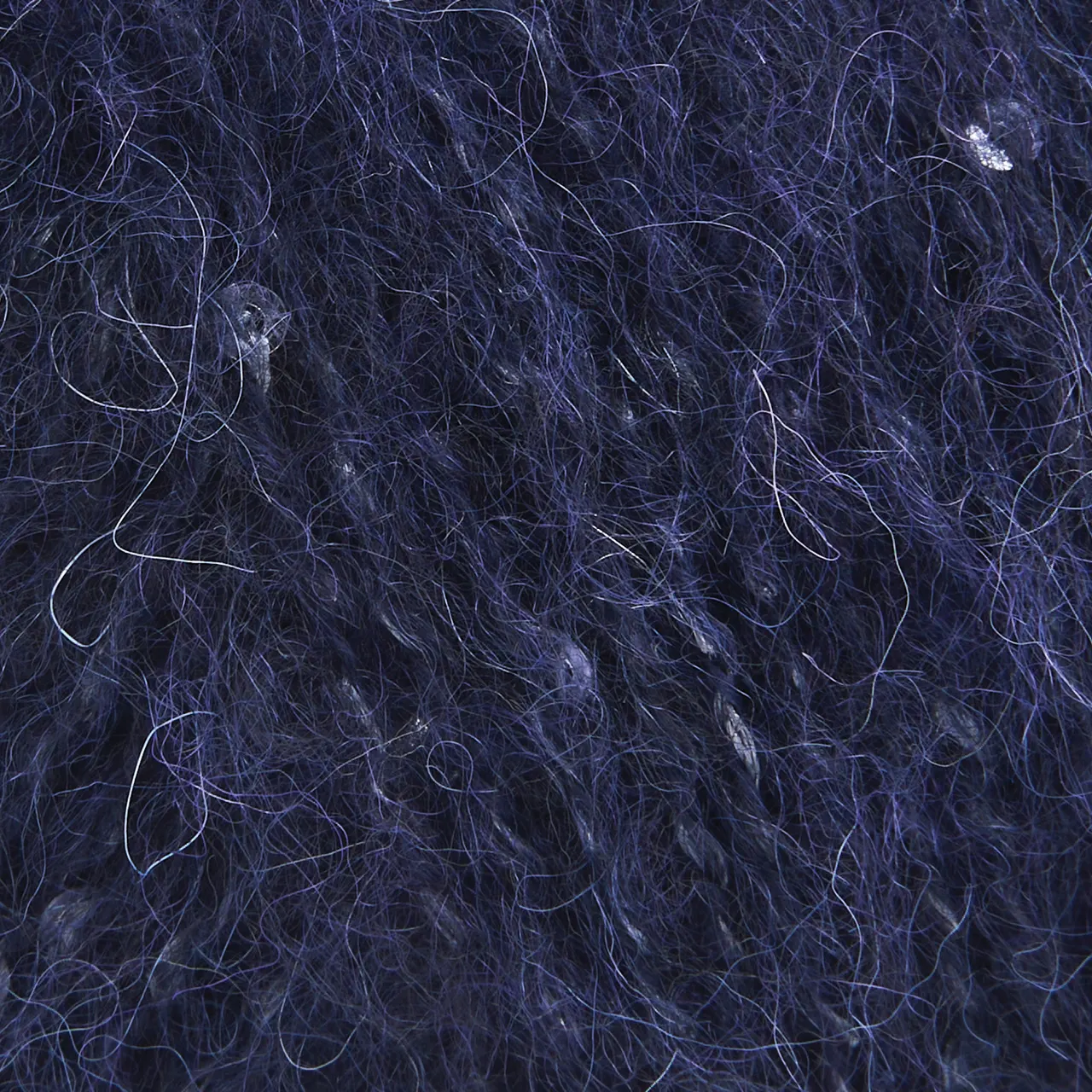 Alpaca Sparkle 10027 Midnight von Rowan. Dieses besondere Garn verbindet weiche Natürlichkeit mit einem Hauch von Eleganz. Es besteht aus einer luxuriösen Mischung aus Alpaka Merinowolle und Baumwolle die für ein wunderbar weiches kuscheliges Tragegefühl sorgt. Die farblich abgestimmten Pailletten verleihen jedem Projekt eine edle Note und einen Hauch von Winterglamour. Perfekt für Designs die subtil funkeln dürfen ohne aufdringlich zu wirken.