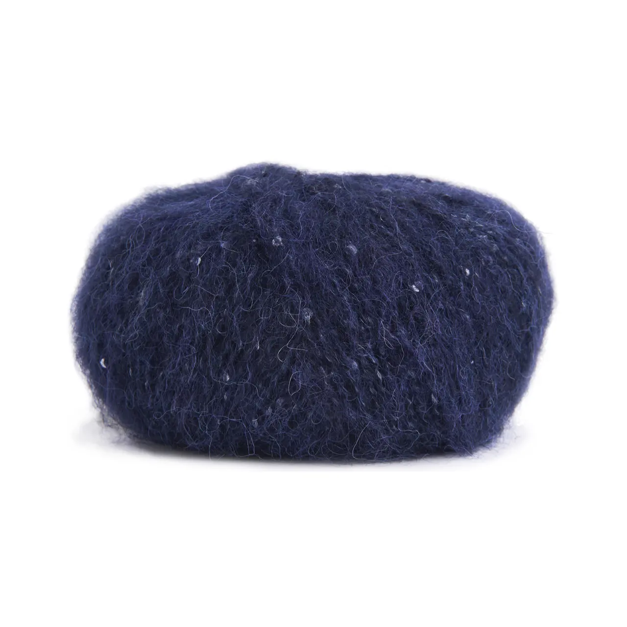 Alpaca Sparkle 10027 Midnight von Rowan. Dieses besondere Garn verbindet weiche Natürlichkeit mit einem Hauch von Eleganz. Es besteht aus einer luxuriösen Mischung aus Alpaka Merinowolle und Baumwolle die für ein wunderbar weiches kuscheliges Tragegefühl sorgt. Die farblich abgestimmten Pailletten verleihen jedem Projekt eine edle Note und einen Hauch von Winterglamour. Perfekt für Designs die subtil funkeln dürfen ohne aufdringlich zu wirken.