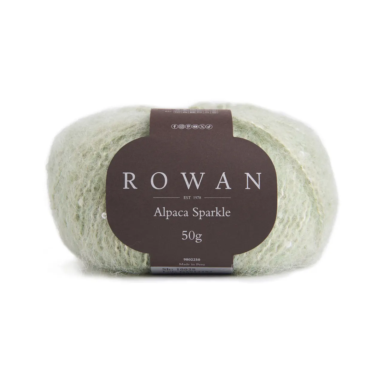 Alpaca Sparkle 10028 Sage von Rowan. Dieses besondere Garn verbindet weiche Natürlichkeit mit einem Hauch von Eleganz. Es besteht aus einer luxuriösen Mischung aus Alpaka Merinowolle und Baumwolle die für ein wunderbar weiches kuscheliges Tragegefühl sorgt. Die farblich abgestimmten Pailletten verleihen jedem Projekt eine edle Note und einen Hauch von Winterglamour. Perfekt für Designs die subtil funkeln dürfen ohne aufdringlich zu wirken.