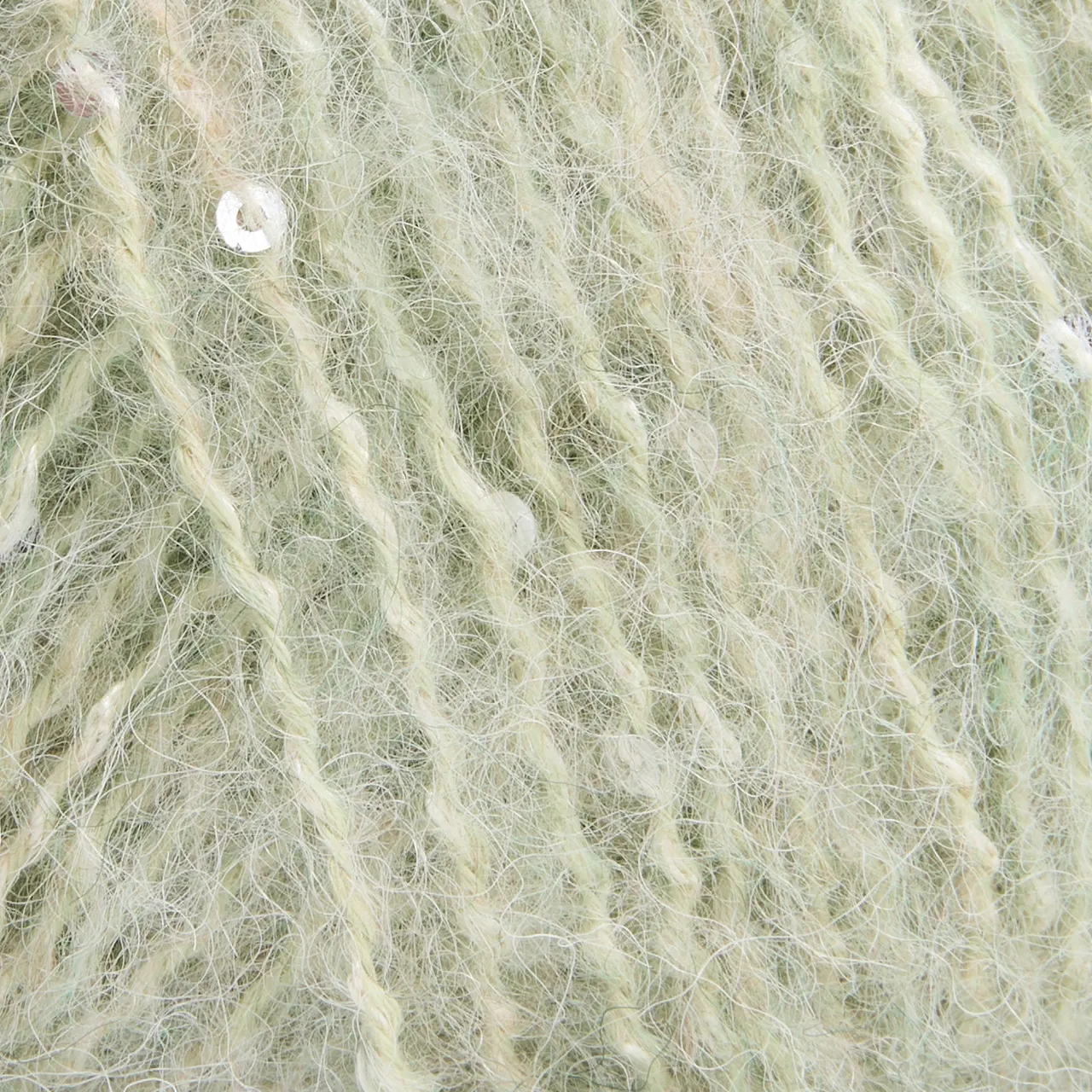 Alpaca Sparkle 10028 Sage von Rowan. Dieses besondere Garn verbindet weiche Natürlichkeit mit einem Hauch von Eleganz. Es besteht aus einer luxuriösen Mischung aus Alpaka Merinowolle und Baumwolle die für ein wunderbar weiches kuscheliges Tragegefühl sorgt. Die farblich abgestimmten Pailletten verleihen jedem Projekt eine edle Note und einen Hauch von Winterglamour. Perfekt für Designs die subtil funkeln dürfen ohne aufdringlich zu wirken.