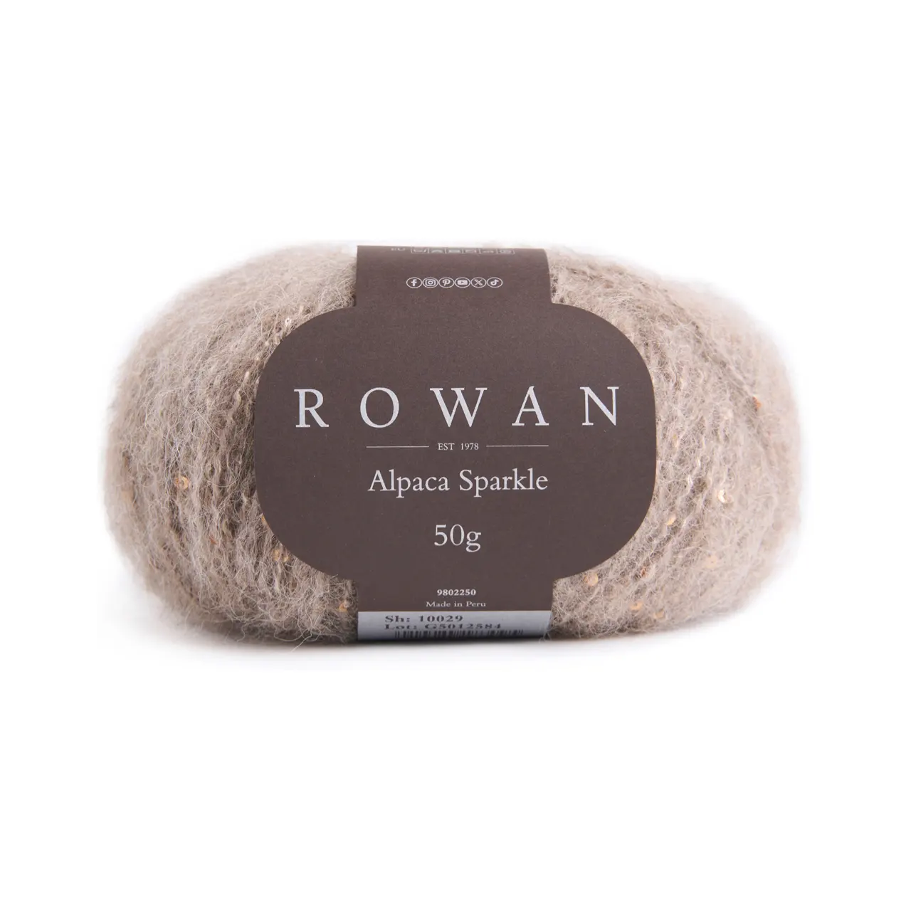 Alpaca Sparkle 10029 Mushroom von Rowan. Dieses besondere Garn verbindet weiche Natürlichkeit mit einem Hauch von Eleganz. Es besteht aus einer luxuriösen Mischung aus Alpaka Merinowolle und Baumwolle die für ein wunderbar weiches kuscheliges Tragegefühl sorgt. Die farblich abgestimmten Pailletten verleihen jedem Projekt eine edle Note und einen Hauch von Winterglamour. Perfekt für Designs die subtil funkeln dürfen ohne aufdringlich zu wirken.
