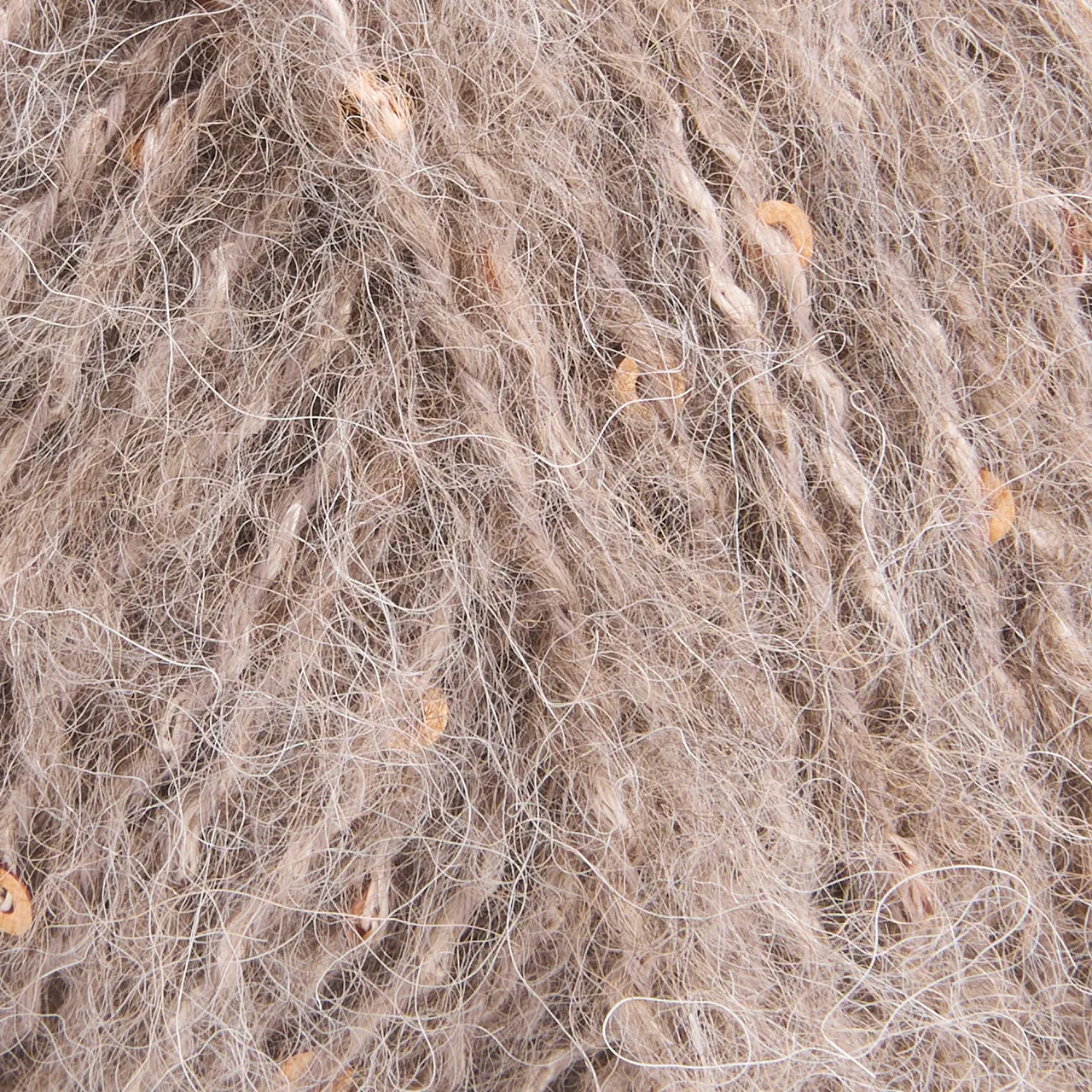 Alpaca Sparkle 10029 Mushroom von Rowan. Dieses besondere Garn verbindet weiche Natürlichkeit mit einem Hauch von Eleganz. Es besteht aus einer luxuriösen Mischung aus Alpaka Merinowolle und Baumwolle die für ein wunderbar weiches kuscheliges Tragegefühl sorgt. Die farblich abgestimmten Pailletten verleihen jedem Projekt eine edle Note und einen Hauch von Winterglamour. Perfekt für Designs die subtil funkeln dürfen ohne aufdringlich zu wirken.
