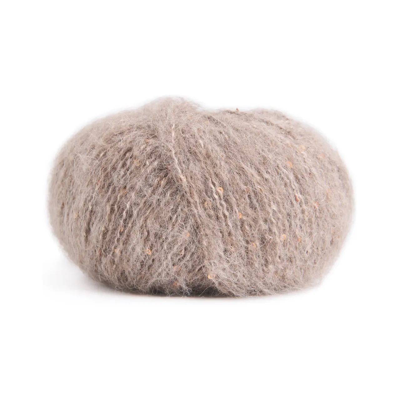 Alpaca Sparkle 10029 Mushroom von Rowan. Dieses besondere Garn verbindet weiche Natürlichkeit mit einem Hauch von Eleganz. Es besteht aus einer luxuriösen Mischung aus Alpaka Merinowolle und Baumwolle die für ein wunderbar weiches kuscheliges Tragegefühl sorgt. Die farblich abgestimmten Pailletten verleihen jedem Projekt eine edle Note und einen Hauch von Winterglamour. Perfekt für Designs die subtil funkeln dürfen ohne aufdringlich zu wirken.