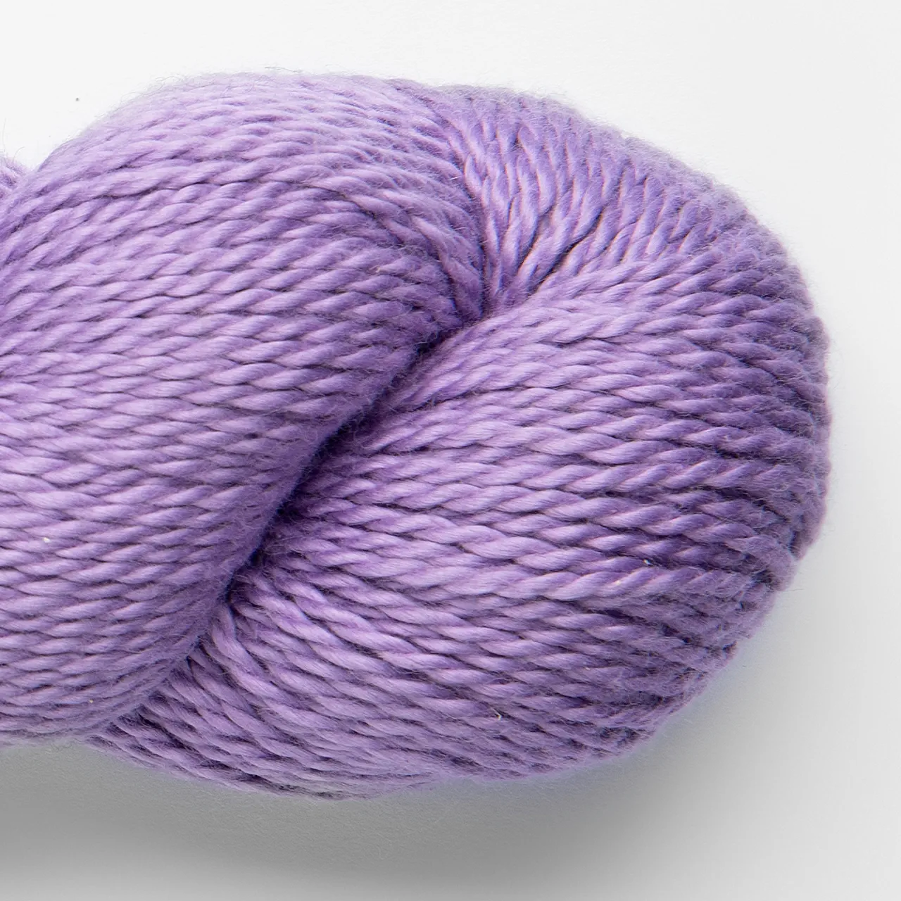 Sami 1809 Amethyst (Lila) von Amano. Das luxuriöse Garn aus 100% Peruvian Pima Cotton ist extrem weich und angenehm zu tragen ideal für empfindliche Haut. Es ist sehr strapazierfähig und hat einen natürlichen Glanz der deinen Projekten ein strahlendes Aussehen verleiht.
