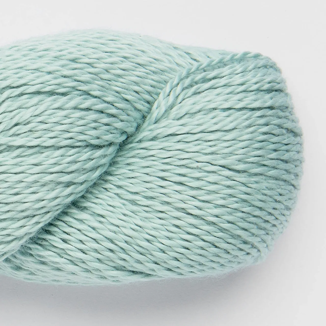 Sami 1810 Seaspray (Helltürkis) von Amano. Das luxuriöse Garn aus 100% Peruvian Pima Cotton ist extrem weich und angenehm zu tragen ideal für empfindliche Haut. Es ist sehr strapazierfähig und hat einen natürlichen Glanz der deinen Projekten ein strahlendes Aussehen verleiht.