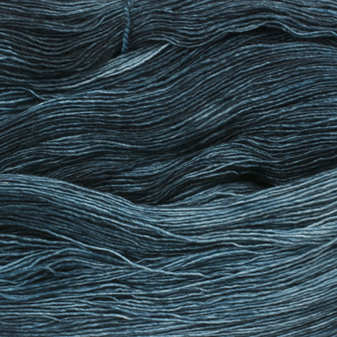 Marina 27 Petrol (Blau. Petrol) von Manos del Uruguay. Ein luxuriöses handgefärbtes Lace-Garn das durch seine besondere Feinheit und Weichheit besticht mit intensiven Farben und leichtem Glanz. Ideal für filigrane und leichte Projekte wie Tücher Schals und Stolen.