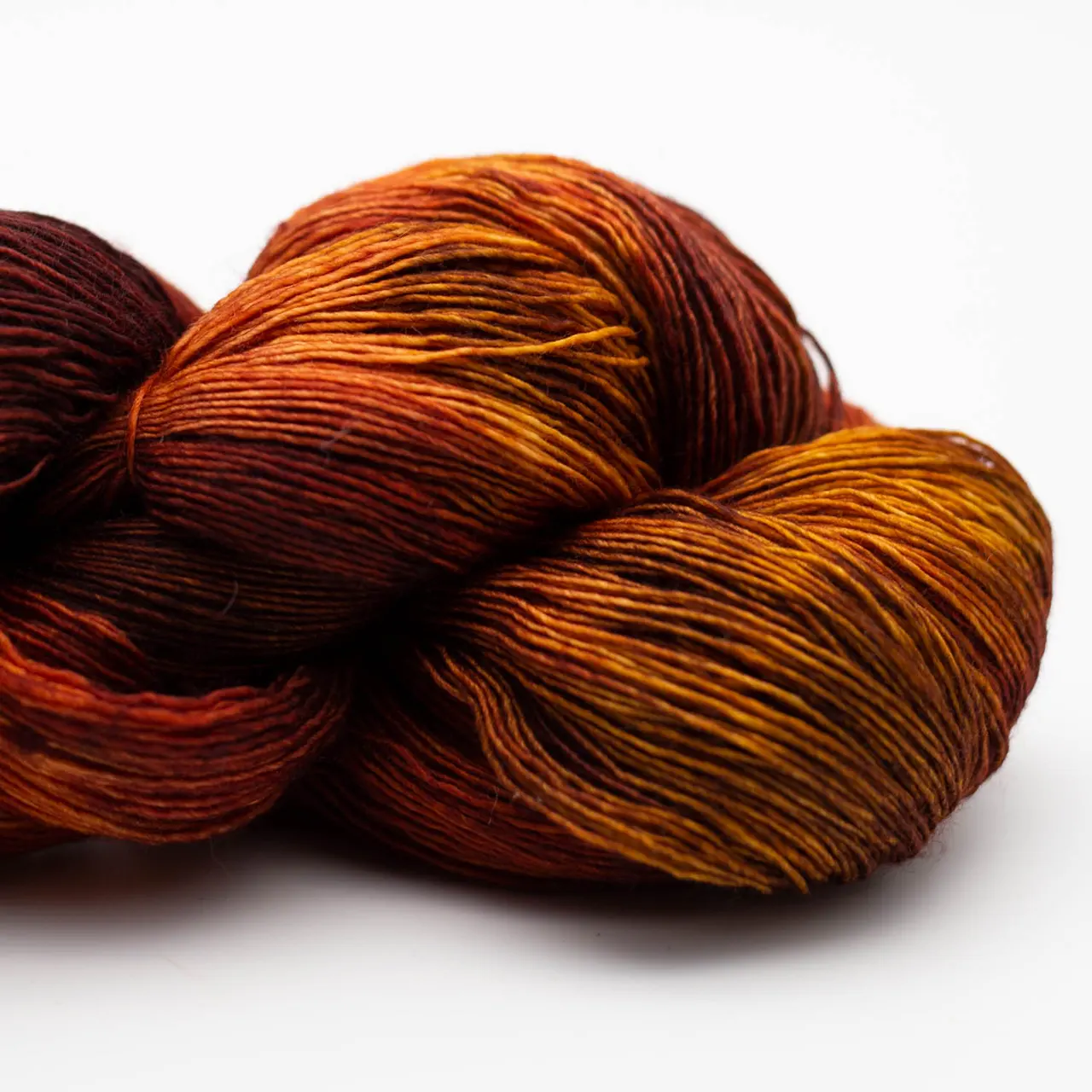 Marina 6362 Vesuvio (Braun. Rot. Gold) von Manos del Uruguay. Ein luxuriöses handgefärbtes Lace-Garn das durch seine besondere Feinheit und Weichheit besticht mit intensiven Farben und leichtem Glanz. Ideal für filigrane und leichte Projekte wie Tücher Schals und Stolen.