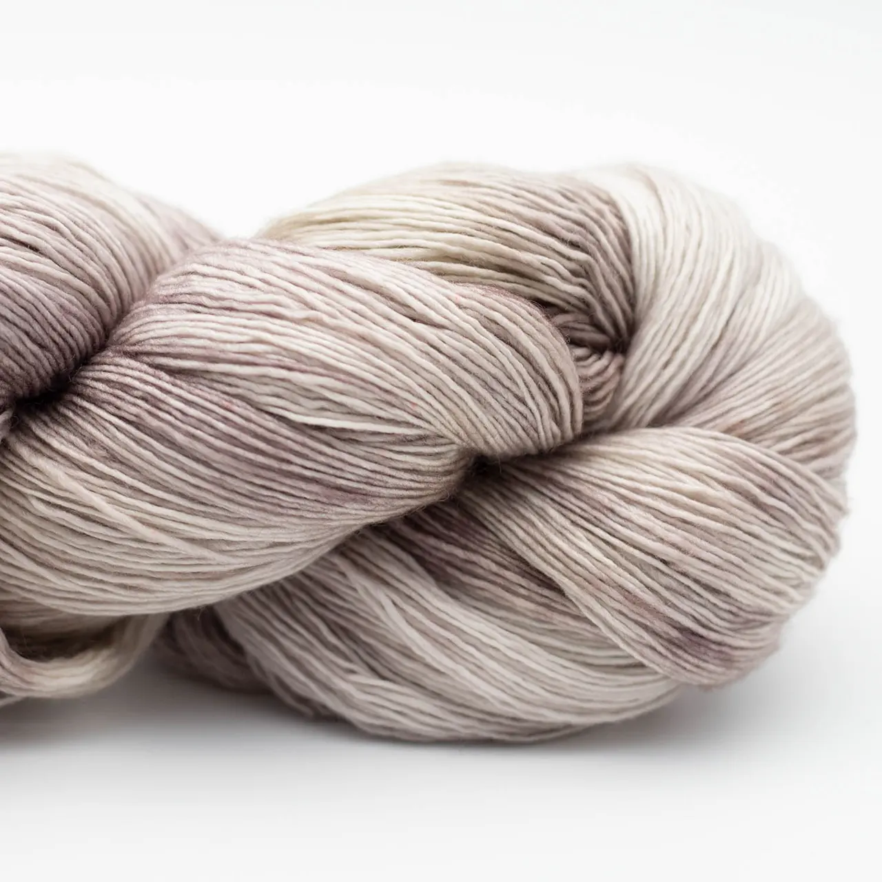 Marina 6977 Suede (Beige) von Manos del Uruguay. Ein luxuriöses handgefärbtes Lace-Garn das durch seine besondere Feinheit und Weichheit besticht mit intensiven Farben und leichtem Glanz. Ideal für filigrane und leichte Projekte wie Tücher Schals und Stolen.
