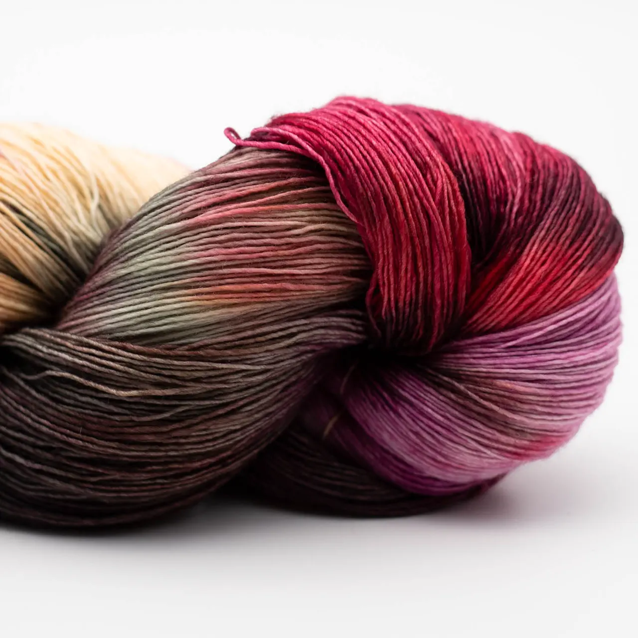 Marina 8673 Apalachian (Rosa. Rot. Braun. Gelb) von Manos del Uruguay. Ein luxuriöses handgefärbtes Lace-Garn das durch seine besondere Feinheit und Weichheit besticht mit intensiven Farben und leichtem Glanz. Ideal für filigrane und leichte Projekte wie Tücher Schals und Stolen.