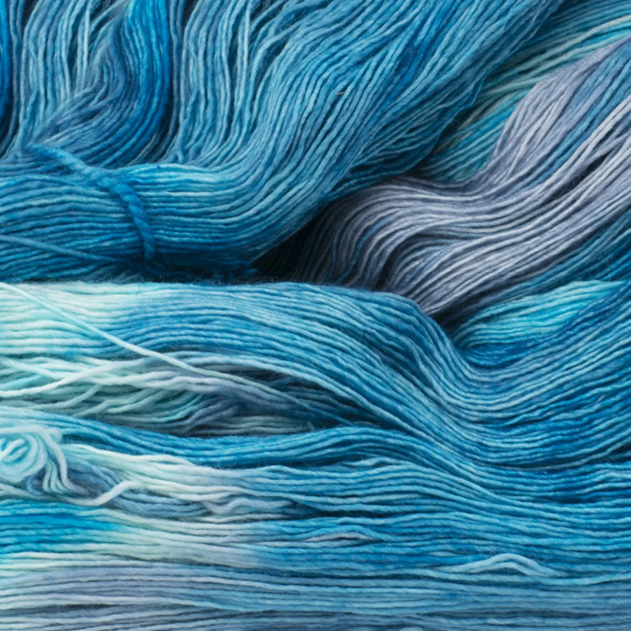 Marina 9952 Calypso (Türkis. Blau) von Manos del Uruguay. Ein luxuriöses handgefärbtes Lace-Garn das durch seine besondere Feinheit und Weichheit besticht mit intensiven Farben und leichtem Glanz. Ideal für filigrane und leichte Projekte wie Tücher Schals und Stolen.
